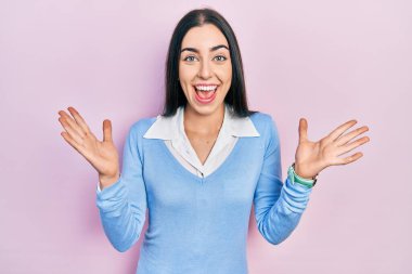 Pembe arka planda duran mavi gözlü güzel kadın çılgın ve başarıyı kollarını kaldırıp heyecanla haykırarak kutluyor. Kazanan konsept 