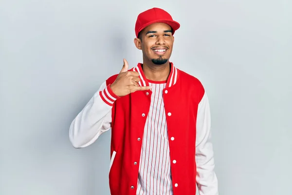 Jovem Afro Americano Vestindo Uniforme Beisebol Sorrindo Fazendo Gesto Telefone — Fotografia de Stock