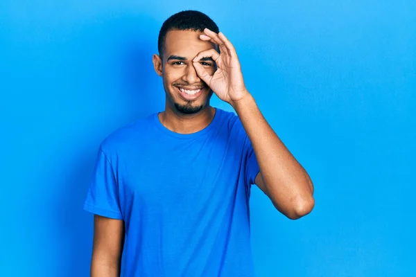 年轻的非洲裔美国人 身穿休闲蓝T恤 手舞足蹈 面带微笑 用手指看着对方 面带微笑 — 图库照片