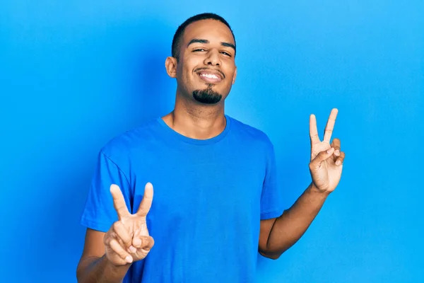 Jovem Afro Americano Vestindo Camiseta Azul Casual Sorrindo Olhando Para — Fotografia de Stock