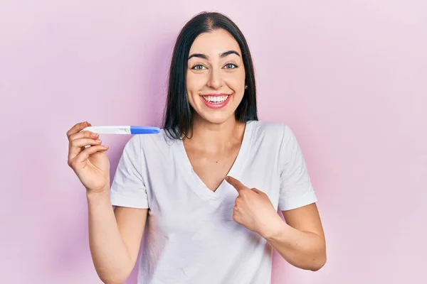 Schöne Frau Mit Blauen Augen Mit Schwangerschaftstest Ergebnis Zeigt Mit — Stockfoto