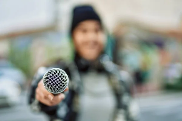 Genç Spanyol Kadın Şehirde Kulaklık Mikrofon Kullanarak Mutlu Bir Şekilde — Stok fotoğraf