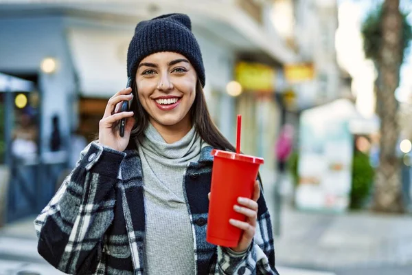 잠꾸러기 여자가 스마트폰으로 도시에서 음료수를 마시고 — 스톡 사진