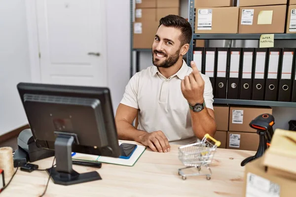 Schöner Hispanischer Mann Der Einem Kleinen Geschäft Arbeitet Und Winkt — Stockfoto