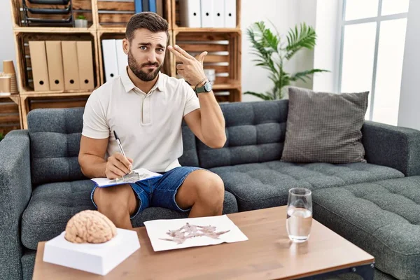 Schöner Hispanischer Mann Mit Rorschach Test Psychologischer Klinik Erschießt Sich — Stockfoto