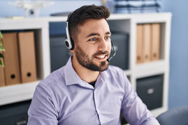 Jonge Spaanse Man Call Center Agent Werkzaam Kantoor — Stockfoto