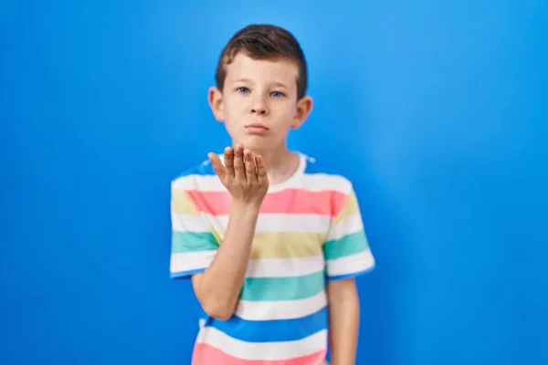 Jeune Enfant Caucasien Debout Sur Fond Bleu Regardant Caméra Souffler — Photo