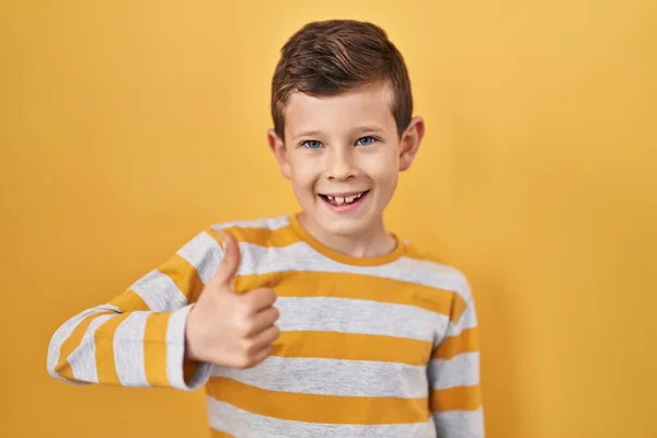 Niño Caucásico Joven Pie Sobre Fondo Amarillo Haciendo Pulgares Felices — Foto de Stock