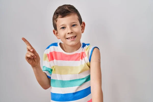 Joven Niño Caucásico Recibiendo Vacuna Mostrando Brazo Con Curita Sonriendo —  Fotos de Stock