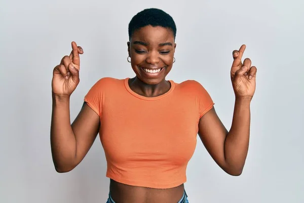 Νεαρή Αφρικάνα Αμερικανίδα Που Φοράει Πορτοκαλί Μπλουζάκι Και Κάνει Δάχτυλο — Φωτογραφία Αρχείου