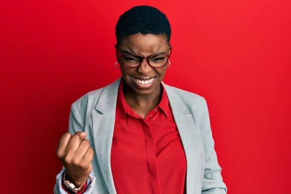 Genç Afro Amerikalı Kadın Ceketi Gözlük Takıyor Kızgın Kızgın Yumruk — Stok fotoğraf