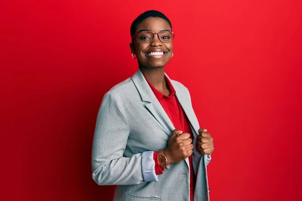 Fiatal Afro Amerikai Üzleti Kabátban Szemüvegben Mosolyog Boldog Hűvös Mosollyal — Stock Fotó