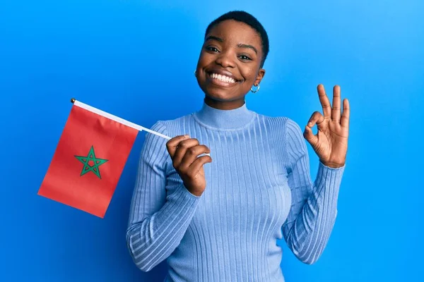Giovane Donna Afroamericana Possesso Bandiera Marocco Facendo Segno Con Dita — Foto Stock