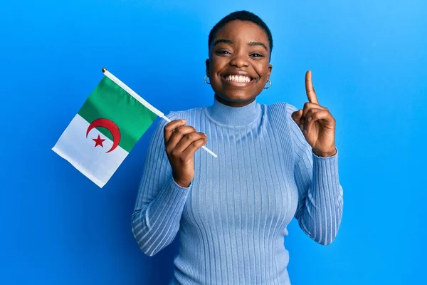 Giovane Donna Afroamericana Con Bandiera Algeria Sorridente Con Idea Una — Foto Stock