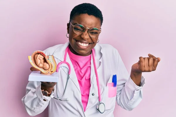 Young African American Doctor Woman Holding Anatomical Model Female Uterus — Stock Photo, Image