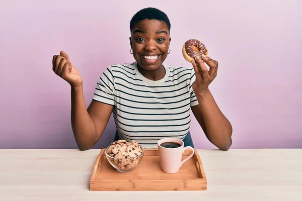 Jonge Afro Amerikaanse Vrouw Eet Ontbijt Met Chocolade Donut Schreeuwen — Stockfoto
