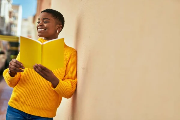 Genç Afrikalı Amerikalı Kadın Gülümseyerek Şehirde Mutlu Bir Şekilde Kitap — Stok fotoğraf