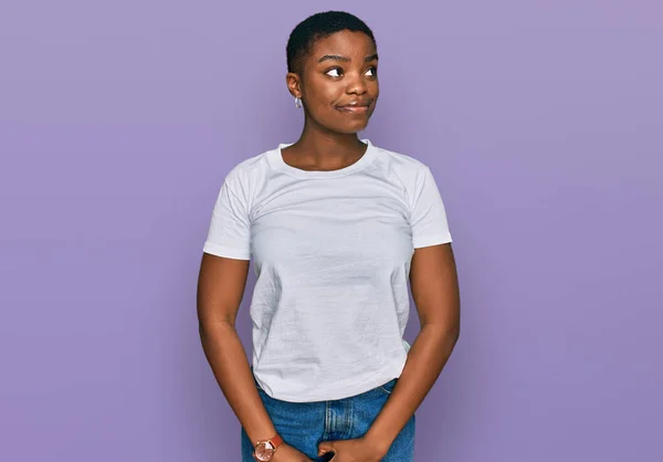 Jovem Afro Americana Mulher Vestindo Casual Branco Shirt Sorrindo Olhando — Fotografia de Stock