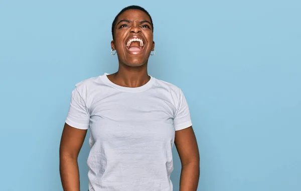 Mladá Afrikánská Američanka Oblečená Obyčejné Bílé Tričko Rozzlobená Šíleně Křičící — Stock fotografie