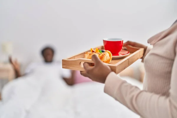 Afroamerikan Man Och Kvinna Par Överraskning Med Frukost Sovrummet — Stockfoto