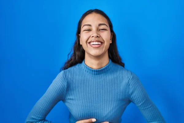 Giovane Donna Brasiliana Piedi Sopra Sfondo Blu Isolato Sorridente Ridente — Foto Stock