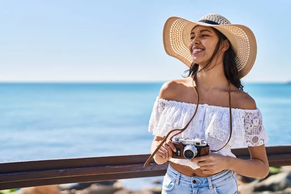 Jong Afrikaans Amerikaans Vrouw Toerist Glimlachen Zelfverzekerd Met Behulp Van — Stockfoto