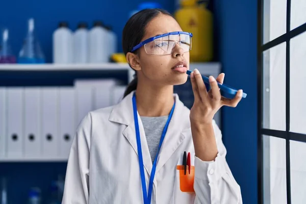 Joven Científica Afroamericana Hablando Teléfono Inteligente Laboratorio —  Fotos de Stock