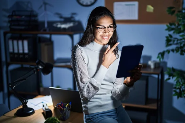 Jovem Brasileira Usando Touchpad Noite Trabalhando Escritório Alegre Com Sorriso — Fotografia de Stock