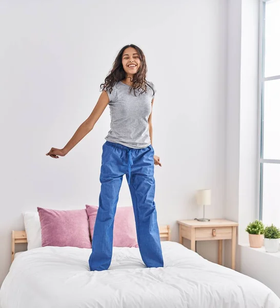 Joven Mujer Afroamericana Sonriendo Confiada Bailando Cama Dormitorio — Foto de Stock