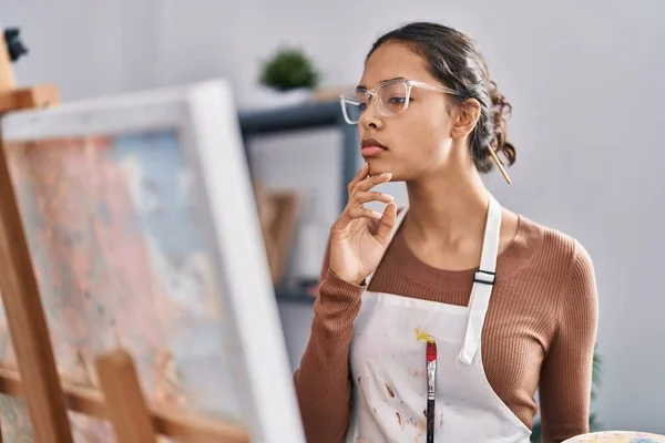 Junge Afrikanisch Amerikanische Künstlerin Mit Zweifelhaftem Ausdruck Zeichnet Kunstatelier — Stockfoto