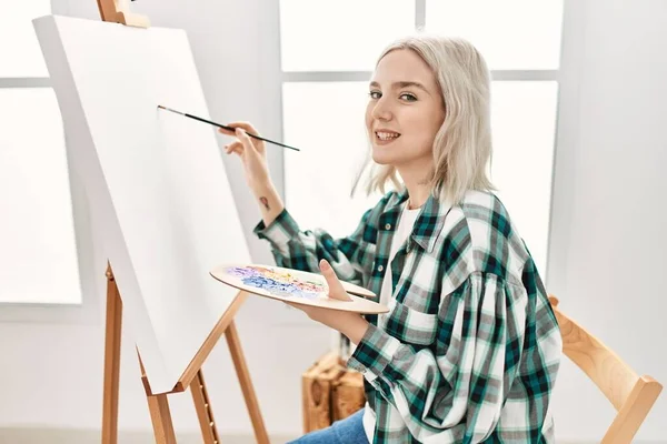 Ung Konstnär Student Flicka Ler Glad Målning Konst Studio — Stockfoto