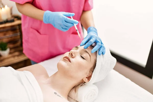 Medico Che Inietta Botox Sul Viso Della Donna Trattamento Invecchiamento — Foto Stock