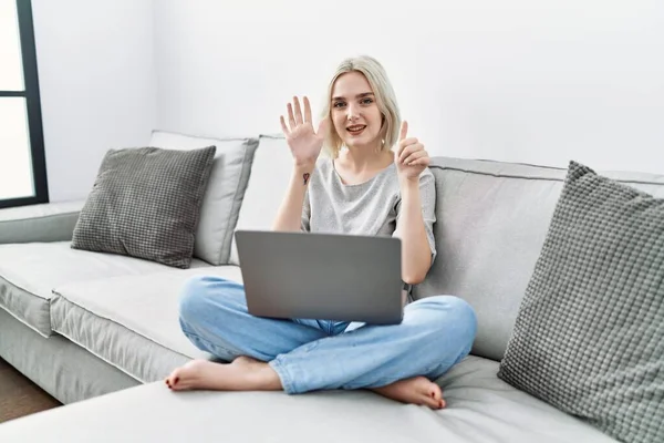 Mladá Běloška Používá Notebook Doma Sedí Pohovce Ukazuje Ukazuje Prsty — Stock fotografie