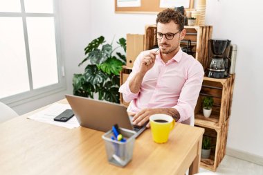 Ofiste çalışan genç İspanyol bir adam.