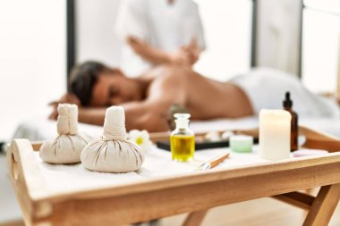 Genç İspanyol adam güzellik merkezinde sırt masajı yaptırırken rahatlamış.