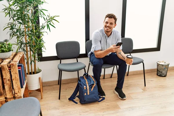 Jonge Spaanse Man Met Smartphone Het Drinken Van Koffie Zittend — Stockfoto