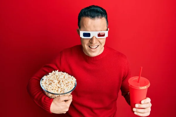 Schöner Junger Mann Der Popcorn Und Limo Isst Mit Brille — Stockfoto
