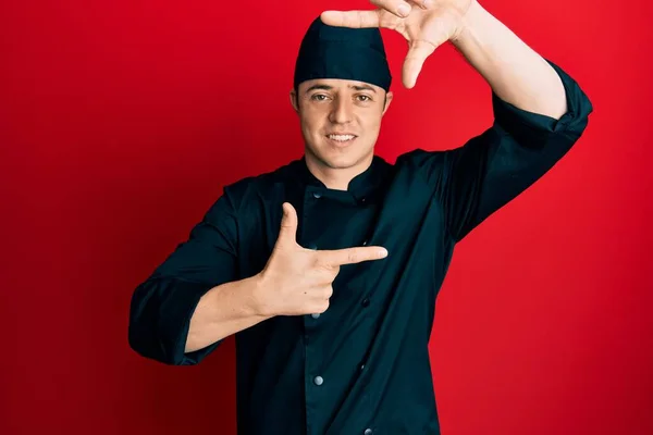 Stilig Ung Man Bär Professionell Kock Uniform Och Hatt Leende — Stockfoto