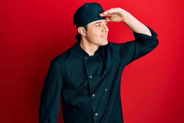 Joven Guapo Con Uniforme Cocinero Profesional Sombrero Muy Feliz Sonriente —  Fotos de Stock