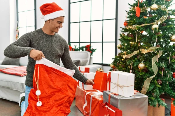 Jovem Hispânico Colocando Presentes Chão Pela Árvore Natal Casa — Fotografia de Stock