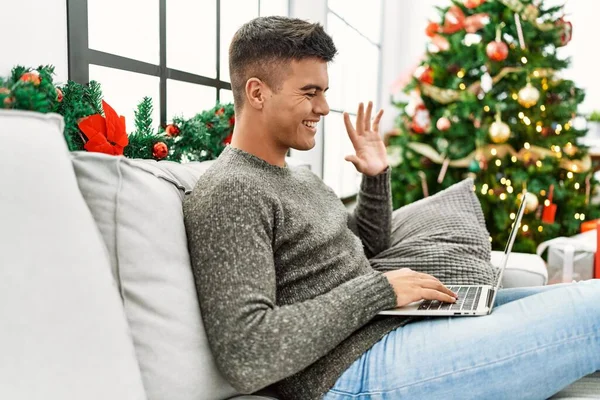 크리스마스 소파에 앉아서 비디오 통화를 야만인 집에서 — 스톡 사진