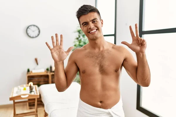 Νεαρός Ισπανός Στέκεται Γυμνός Στο Κέντρο Σπα Δείχνοντας Και Δείχνοντας — Φωτογραφία Αρχείου