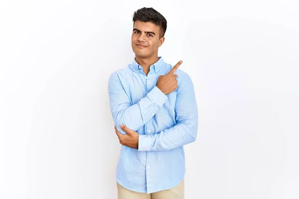 Jovem Hispânico Vestindo Camisa Negócios Sobre Fundo Isolado Apontando Com — Fotografia de Stock