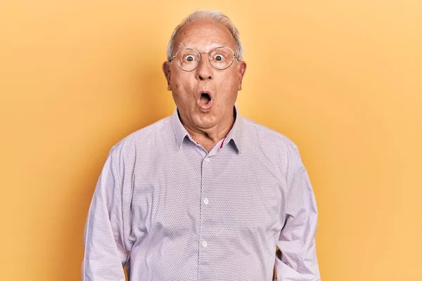 Senior Man Grey Hair Wearing Elegant Shirt Glasses Scared Amazed — Stock Photo, Image