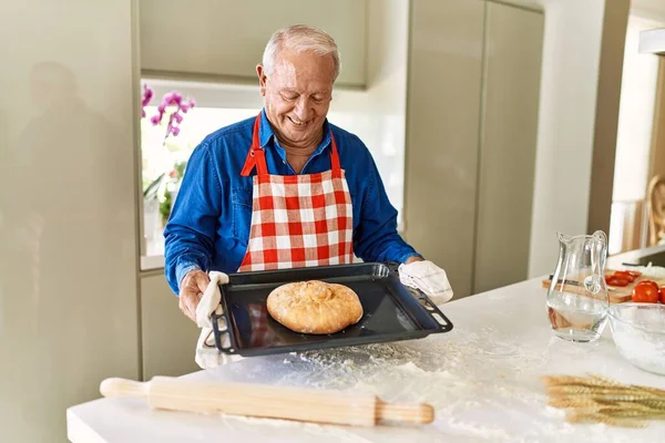 Senior Άνθρωπος Κρατώντας Ταψί Φούρνου Σπιτικό Ψωμί Στην Κουζίνα — Φωτογραφία Αρχείου