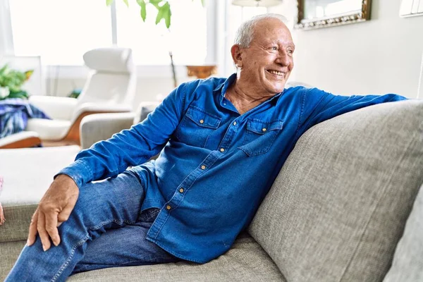 Starší Muž Šedivými Vlasy Sedí Pohovce Obývacím Pokoji Svého Domu — Stock fotografie