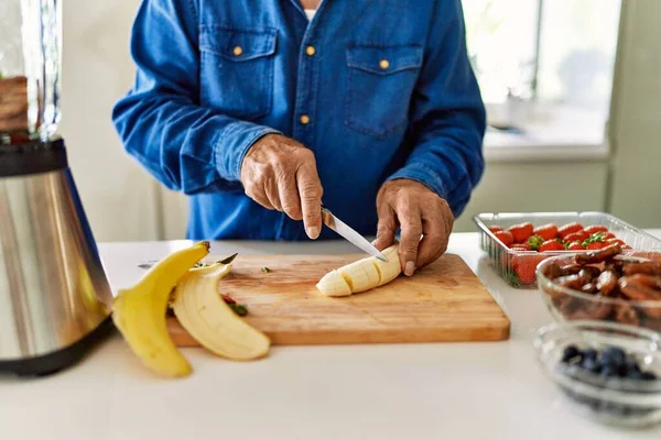 Senior Man Snijdt Banaan Keuken — Stockfoto