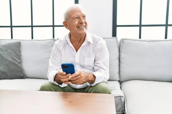 Senior Muž Usměvavý Sebevědomě Pomocí Smartphone Doma — Stock fotografie