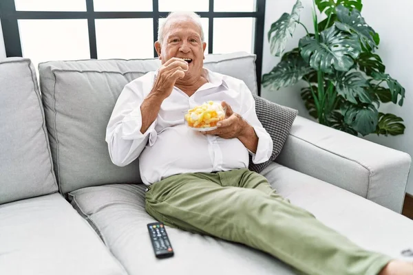 Senior Muž Sleduje Film Sedí Pohovce Doma — Stock fotografie