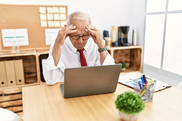 Senior Uomo Affari Lavoratore Stressato Lavorare Ufficio — Foto Stock